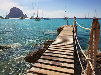 Pontile di legno a Cala d'Hort con vista su Es Vedrà, Ibiza