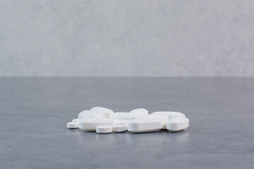 Fototapeta na wymiar White medical pills on marble background