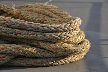 Detailansicht aufgerolltes Tau auf einem Schiff in der Seitenansicht