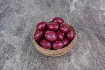Obraz premium Homemade pickled fruits in wooden bowl