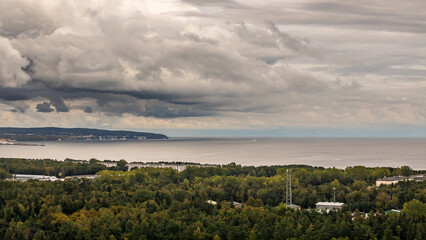 Regenwolken über der Hafenstadt Sassnitz Mukran an der Ostsee auf der Insel Rügen