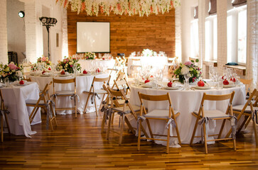 Fototapeta na wymiar Beautiful wedding decoration. Banquet table setting and decoration. Flower decoration of wedding tables. Cutlery on the table.