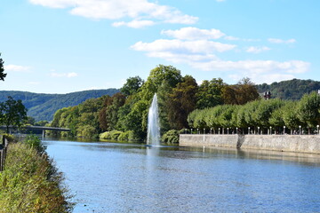 schwimmende Fontäne in der Lahn am Kurpark