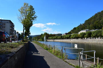 Lahn mit Uferweg und schwimmender Fontäne in Bad Ems