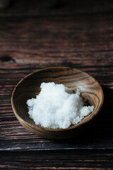 Bowl of aromatic salts for the body in a relaxing atmosphere