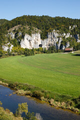 Fototapeta na wymiar Oberes Donautal mit Bröllerfelsen im Landkreis Sigmaringen, Hohenzollern (Upper Danube Valley)