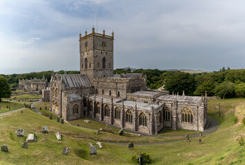 Fototapeta premium view of the St Davids Cathedral and cemetery in Pembrokeshire