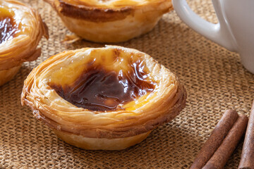 Pastel de nata sur une table en gros plan