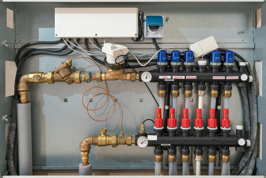 Energieeinsparung durch den hydraulischen Abgleich am Heizkreisverteiler  der Fußbodenheizung. Stock Photo | Adobe Stock