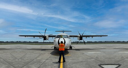 Avion ATR en pista