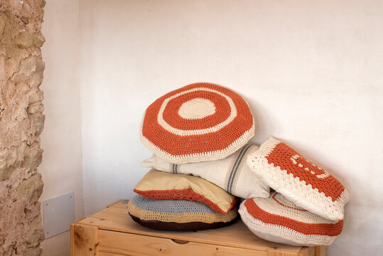 mont&oacute;n de cojines de decoraci&oacute;n encima de ba&uacute;l, cojines crochet, ganchillo, hecho a mano, intior con objetos de decoraci&oacute;n