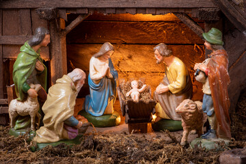 Weihnachtskrippe mit Maria und Joseph mit Jesuskind