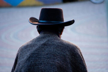 Adulto mayor mirando al horizonte 