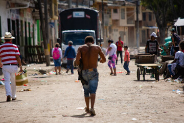 Habitante de calle caminando en una galería de Latinoamérica. 