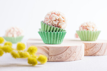 Brigadeiro branco, rosa em forma verde, fundo branco