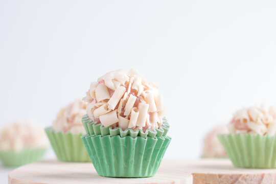 Brigadeiro branco, rosa em forma verde, fundo branco