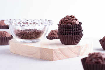Brigadeiro com granulado em fundo branco