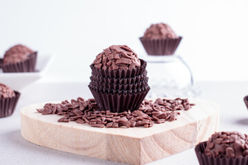 Brigadeiro de chocolate com granulado em fundo branco