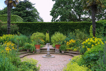 englische Garten-Landschaft mit Pflanzen in Grün und Gelb