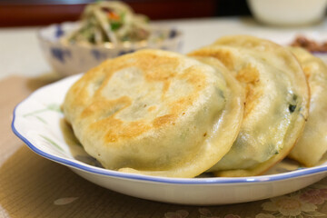 卵入りニラパイ　中国食　食卓