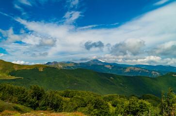 Fototapeta na wymiar Paesaggio di montagna in Appennino