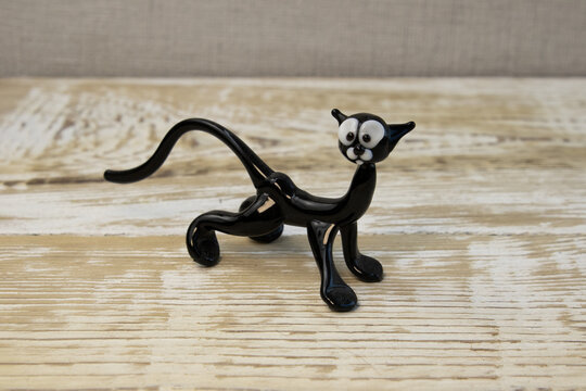 Cat figurine made of black glass, side view