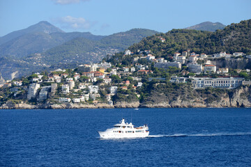 yatch de luxe navigant au large - Méditerranée	