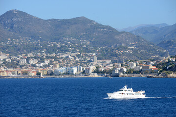 bateau de plaisance naviguant au large de la Côte d'Azur