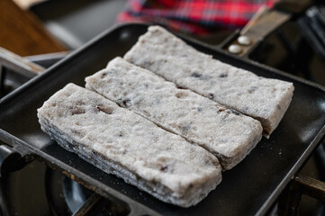 ホットサンドメーカーで焼く豆餅