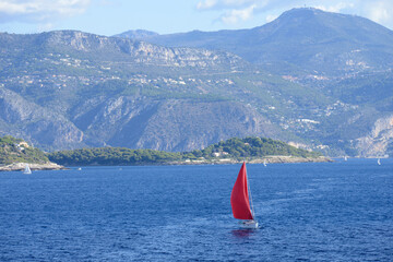 Fototapeta premium bateau à voile de plaisance avec une voile rouge - Méditerranée