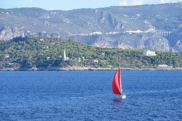 Fototapeta premium voilier avec une voile rouge dans le vent - Méditerranée
