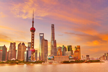 Obraz premium View of the skyline along the riverside at sunrise in Shanghai, China.