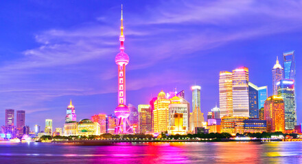 Obraz premium View of the skyline along the riverside at night in Shanghai, China.