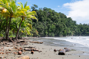Paisaje tropical en Playa Ventanas en la costa del Pacífico de Costa Rica