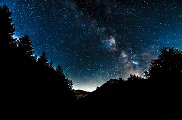 Fototapeta na wymiar Cielo stellato in montagna in agosto