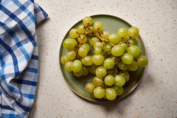 zielone winogrona na talerzu  - obrazy, fototapety, plakaty