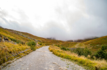 Fototapeta na wymiar Paesaggio di montagna con nubi basse in Appennino