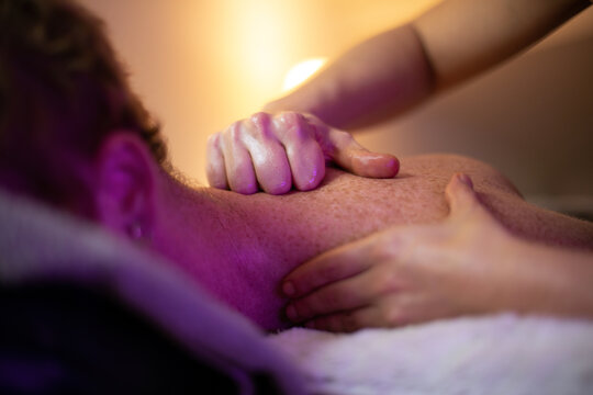 mains qui massent des cervicales