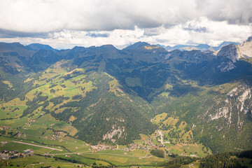 Obraz premium Survole de la Suisse et des Alpes en petit avion
