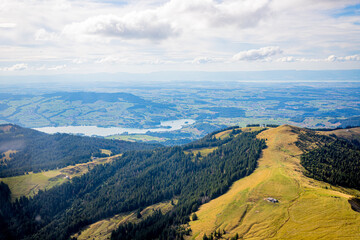 Fototapeta premium Survole du Lac de La Gruyère en Suisse en petit avion