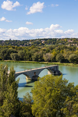 Vue sur le Pont Saint-Bénézet depuis le Jardin des Doms à Avignon