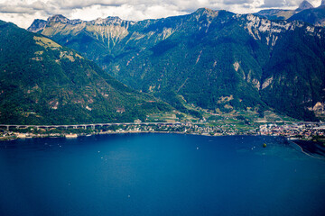 Obraz premium Survole du Lac de Léman en Suisse en petit avion