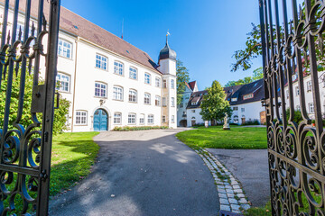 Blick durch das Tor in den Hof des ehemaligen Klosters und Reichsabtei  St. Georg in Isny - obrazy, fototapety, plakaty