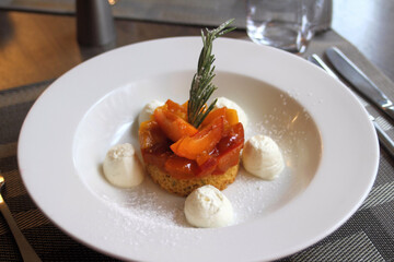 Sablé au romarin, tartare d'abricots et mangue, mascarpone à la vanille bourbon
