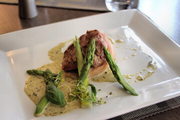 Pavé de veau, asperge verte, crème de basilic