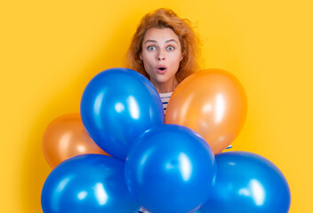 Fototapeta na wymiar happy birthday woman hold balloons in studio. amazed woman with balloon for birthday party
