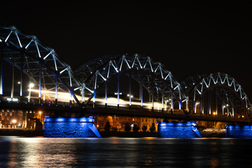 Obraz premium Railway bridge at night in Riga, Latvia