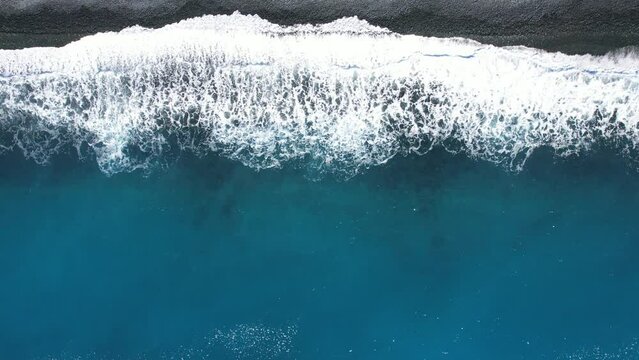plage de galets noir balay&eacute;e par des vagues - Nonza Cap Corse M&eacute;diterran&eacute;e