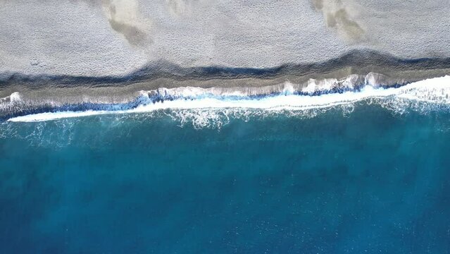 vagues en vue a&eacute;rienne sur la plage de Nonza - Cap Corse