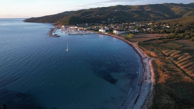lever du jour sur la baie, le port et la ville de Macinaggio - Cap Corse